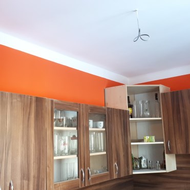 Malování kuchyně oranžovou barvou